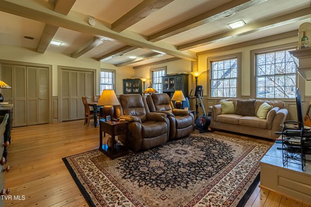 595 Northeast Court Street, Abingdon, VA 24210