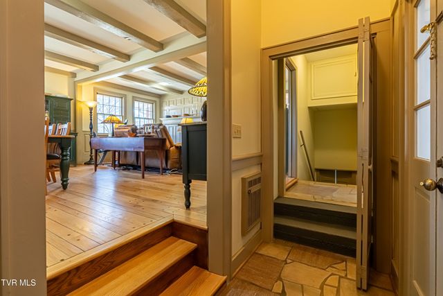 595 Northeast Court Street, Abingdon, VA 24210