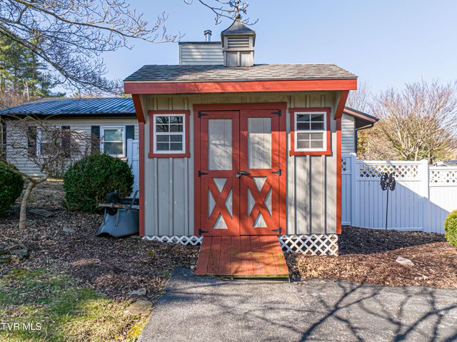 595 Northeast Court Street, Abingdon, VA 24210