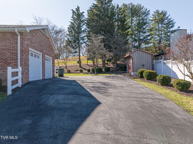 595 Northeast Court Street, Abingdon, VA 24210