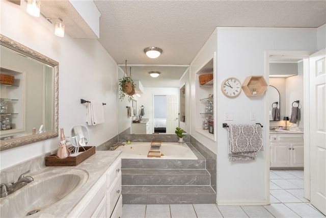 1168 E Oaks Manor Drive, Fayetteville, AR 72703