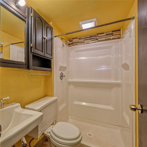 1805 Horizon Dr, White Oak, PA 15131