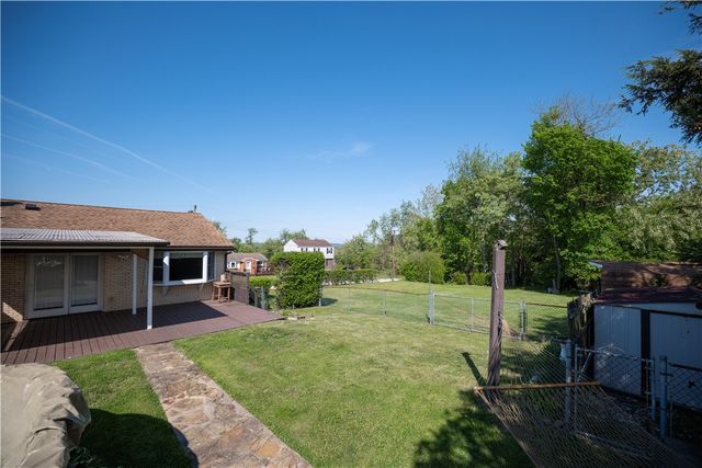 1805 Horizon Dr, White Oak, PA 15131