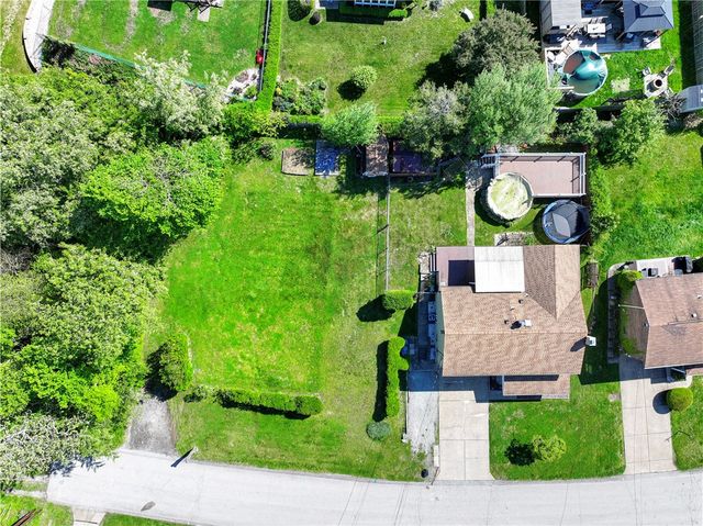 1805 Horizon Dr, White Oak, PA 15131