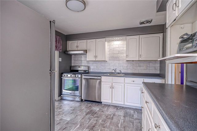 1805 Horizon Dr, White Oak, PA 15131