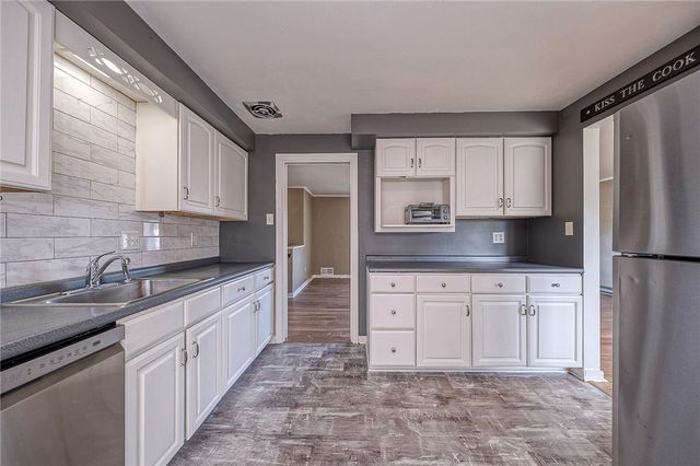 1805 Horizon Dr, White Oak, PA 15131