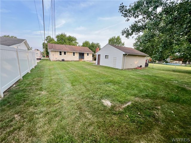 17 Greenhill, West Seneca, NY 14224