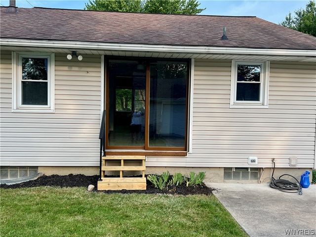 17 Greenhill, West Seneca, NY 14224
