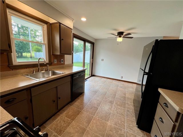 17 Greenhill, West Seneca, NY 14224