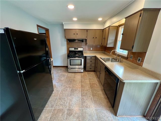 17 Greenhill, West Seneca, NY 14224