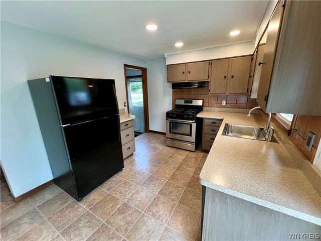 17 Greenhill, West Seneca, NY 14224