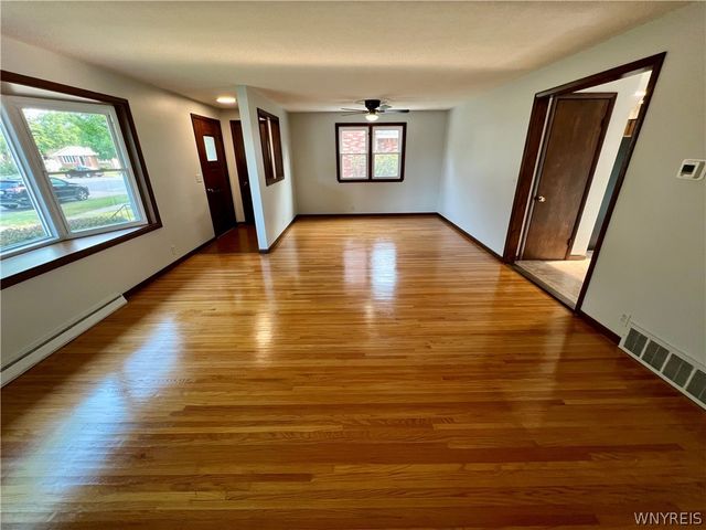 17 Greenhill, West Seneca, NY 14224