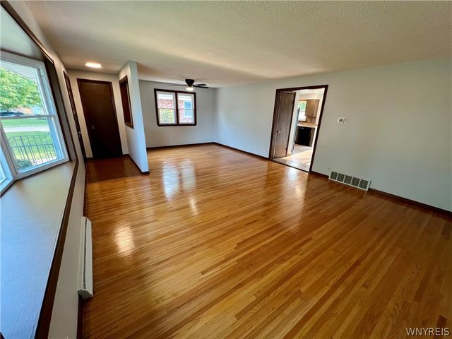 17 Greenhill, West Seneca, NY 14224