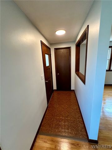 17 Greenhill, West Seneca, NY 14224