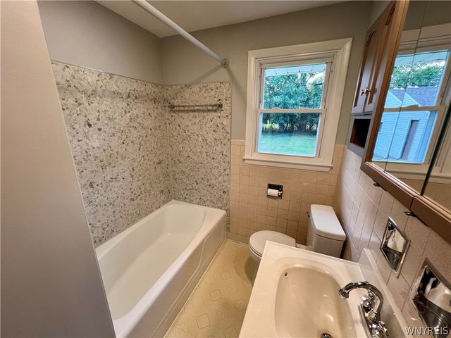 17 Greenhill, West Seneca, NY 14224