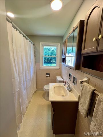 17 Greenhill, West Seneca, NY 14224
