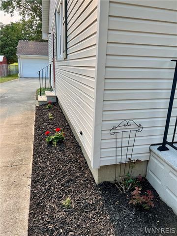 17 Greenhill, West Seneca, NY 14224