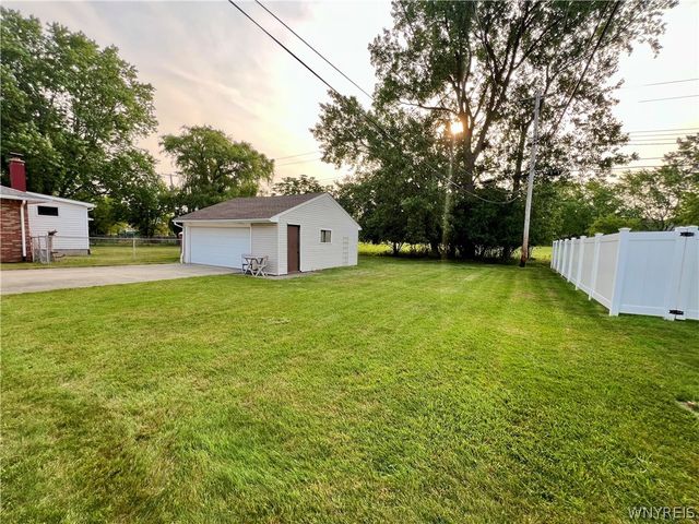 17 Greenhill, West Seneca, NY 14224