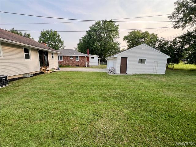 17 Greenhill, West Seneca, NY 14224