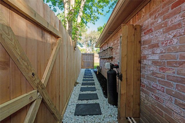 3911 Crow Valley Drive, Missouri City, TX 77459