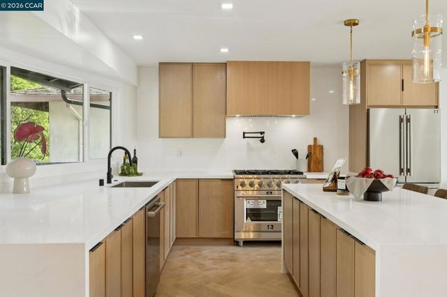 602 Big Bend Dr, Pacifica, CA 94044