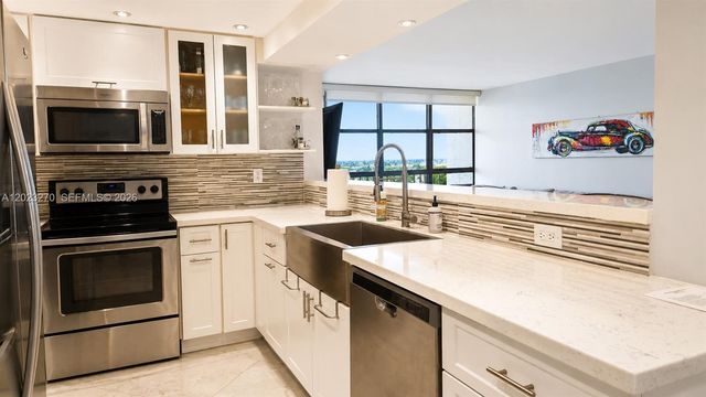 600 Parkview Dr 829, Hallandale Beach, FL 33009