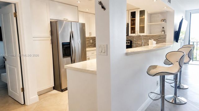600 Parkview Dr 829, Hallandale Beach, FL 33009