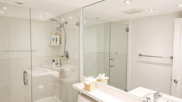 600 Parkview Dr 829, Hallandale Beach, FL 33009