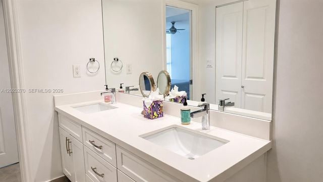 600 Parkview Dr 829, Hallandale Beach, FL 33009