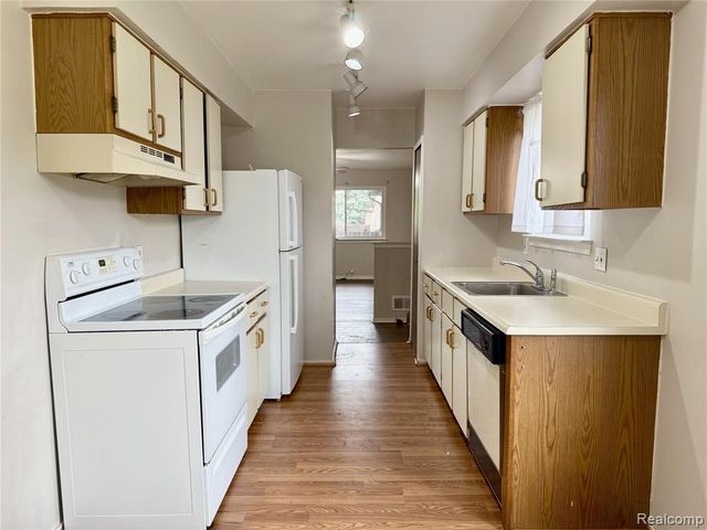 3793 Heritage Parkway, Dearborn, MI 48124