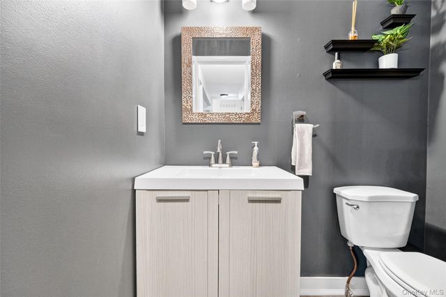 16 Village Green, Bardonia, NY 10954