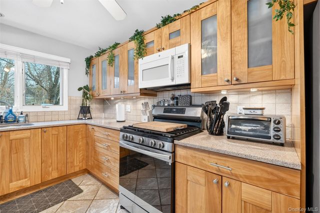 16 Village Green, Bardonia, NY 10954