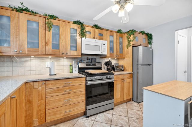 16 Village Green, Bardonia, NY 10954