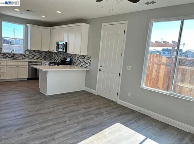 1556 S Oliveira Dr, Mountain House, CA 95391