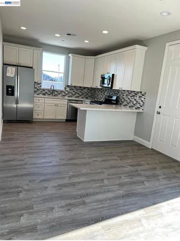 1556 S Oliveira Dr, Mountain House, CA 95391