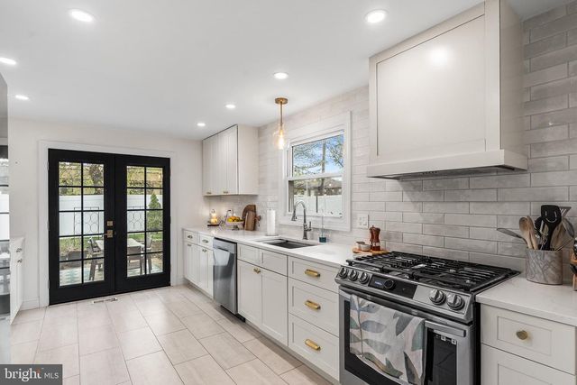 301 WESTWOOD DR, West Deptford, NJ 08096