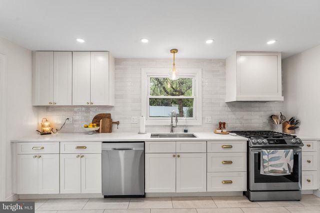 301 WESTWOOD DR, West Deptford, NJ 08096