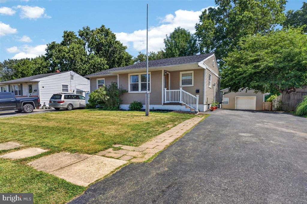13 CAXTON DR, New Castle, DE 19720