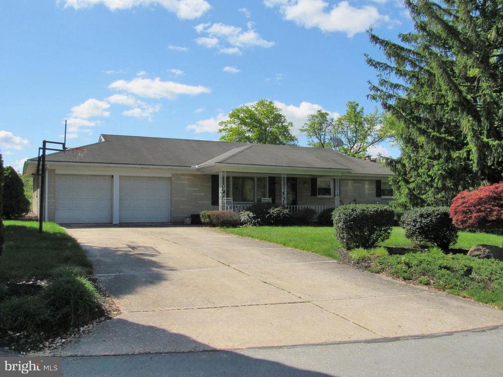 2013 BLACK OAK DR, Red Lion, PA 17356