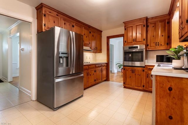 4 Royall PL, Newport News, VA 23606