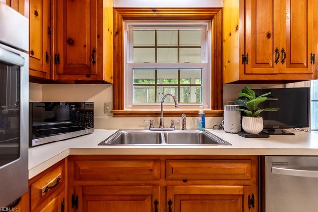 4 Royall PL, Newport News, VA 23606