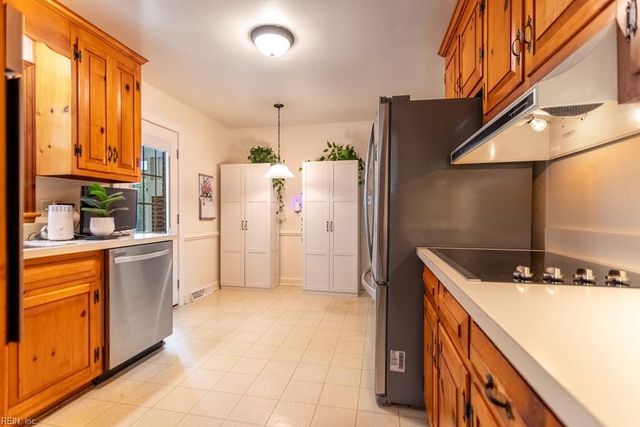 4 Royall PL, Newport News, VA 23606