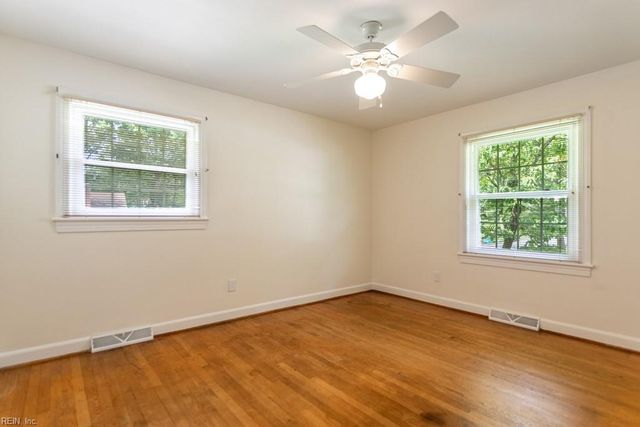 4 Royall PL, Newport News, VA 23606