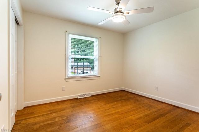 4 Royall PL, Newport News, VA 23606