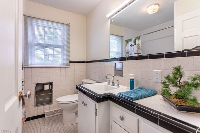 4 Royall PL, Newport News, VA 23606