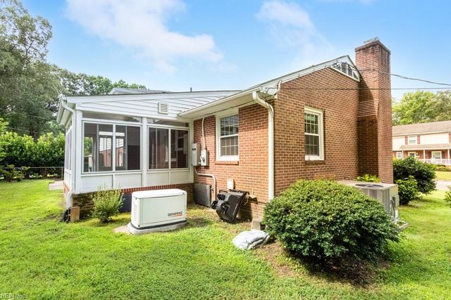 4 Royall PL, Newport News, VA 23606