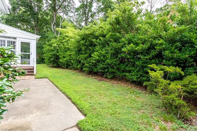 4 Royall PL, Newport News, VA 23606