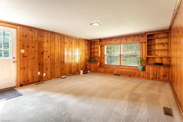4 Royall PL, Newport News, VA 23606