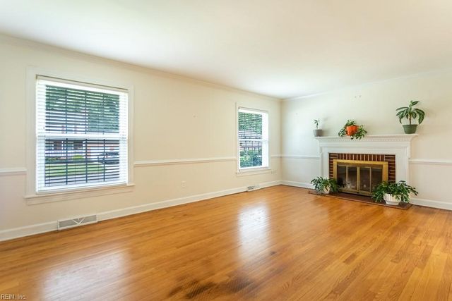 4 Royall PL, Newport News, VA 23606