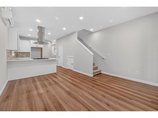 9263 E Burnside St, Portland, OR 97216